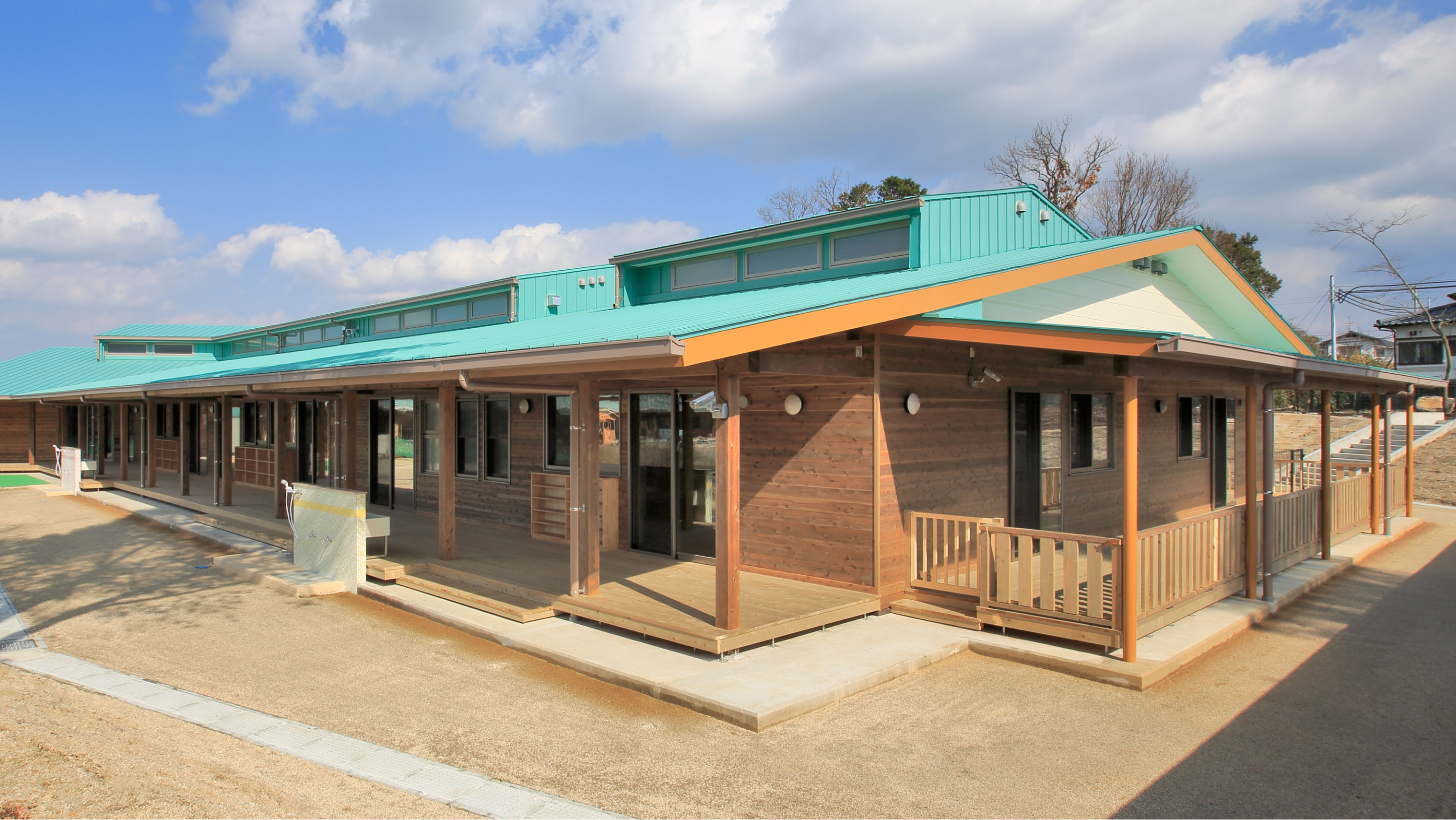 山並みに寄り添う木造住宅